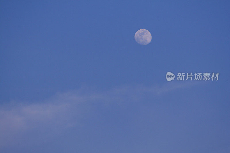 2 . the Moon in the sky天空中的月亮